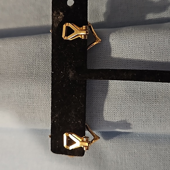 Vintage Gold Clip on Earrings - Picture 3 of 3